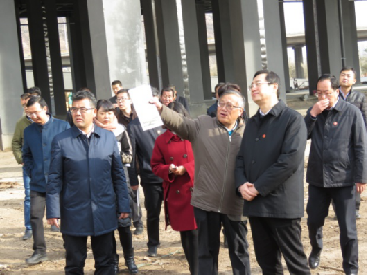 省委常委、西寧市委書記王曉在青海省物產(chǎn)集團(tuán)總公司黨委書記、總經(jīng)理王玉輝陪同下，深入青海物產(chǎn)朝陽(yáng)物流園區(qū)。