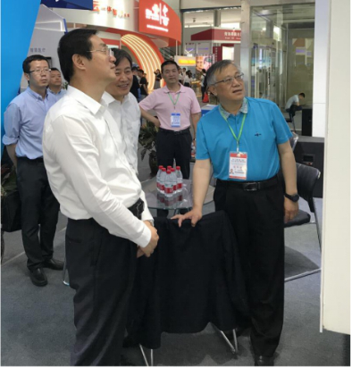 省委常委、西寧市委書記王曉蒞臨第十九屆青洽會(huì)青海物產(chǎn)展位參觀